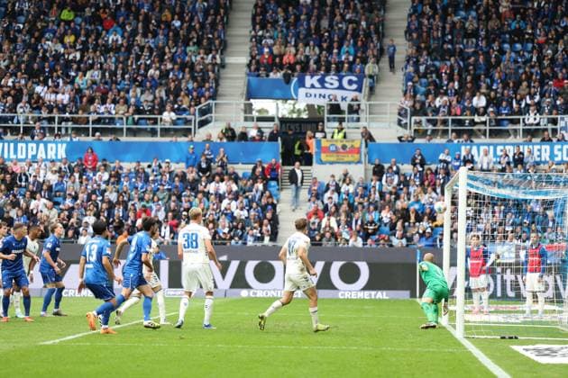 27.09.2025, xrekx, Fussball 2.Bundesliga, Karlsruher SC - 1.FC Magdeburg v.l. Kopfball zum 1:0 durch Christoph Kobald (Karlsruher SC) Dominik Reimann (1.FC Magdeburg) (DFL DFB REGULATIONS PROHIBIT ANY USE OF PHOTOGRAPHS as IMAGE SEQUENCES and or QUASI-VIDEO) Karlsruhe