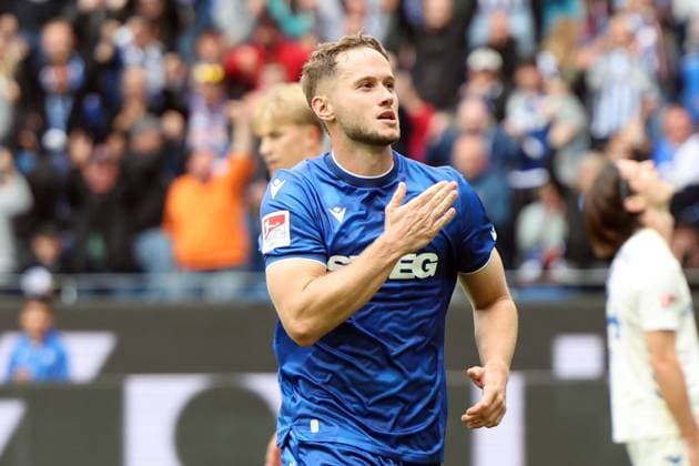 27.09.2025, xrekx, Fussball 2.Bundesliga, Karlsruher SC - 1.FC Magdeburg v.l. Torjubel nach dem Tor zum celebrating the goal celebrate 1:0 durch Christoph Kobald (Karlsruher SC) (DFL DFB REGULATIONS PROHIBIT ANY USE OF PHOTOGRAPHS as IMAGE SEQUENCES and or QUASI-VIDEO) Karlsruhe