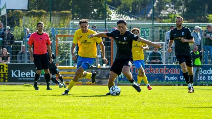 Fußball, Herren, Saison 2025 2026, Regionalliga Nordost, 10. Spieltag, FSV 63 Luckenwalde vs. BSG Chemie Leipzig, Samstag 27.09.2025, Werner-Seelenbinder-Stadion Luckenwalde, Im Bild: Simon Gollnack (l. Luckenwalde) und Valon Aliji (r. Chemie) Brandenburg Deutschland