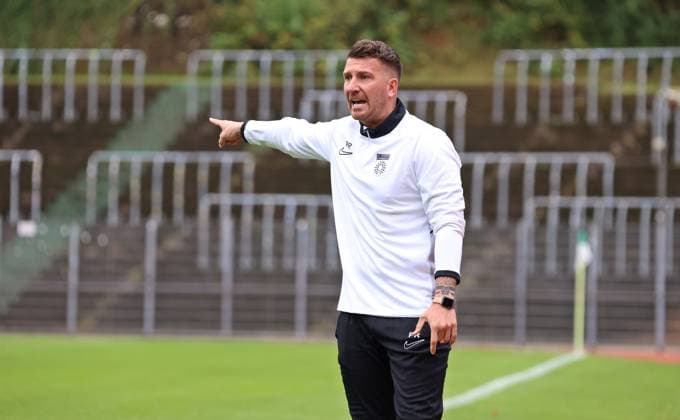 27.09.2025, Fussball, Herren, Regionalliga Südwest, Saison 2025 2026, FC 08 Homburg - SG Sonnenhof Großaspach, Trainer Pascal Reinhardt (SG Sonnenhof Großaspach) gestikuliert, gibt Anweisungen Homburg Waldstadion Saarland Deutschland (DE) Copyright: xFabianxKleerx