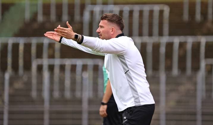 27.09.2025, Fussball, Herren, Regionalliga Südwest, Saison 2025 2026, FC 08 Homburg - SG Sonnenhof Großaspach, Trainer Pascal Reinhardt (SG Sonnenhof Großaspach) gestikuliert, gibt Anweisungen Homburg Waldstadion Saarland Deutschland (DE) Copyright: xFabianxKleerx