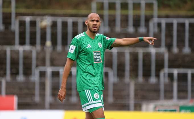 27.09.2025, Fussball, Herren, Regionalliga Südwest, Saison 2025 2026, FC 08 Homburg - SG Sonnenhof Großaspach, Steffen Nkansah (FC 08 Homburg) gestikuliert, gibt Anweisungen Homburg Waldstadion Saarland Deutschland (DE) Copyright: xFabianxKleerx