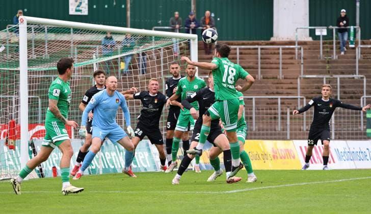 27.09.2025, Fussball, Herren, Regionalliga Südwest, Saison 2025 2026, FC 08 Homburg - SG Sonnenhof Großaspach, Miguel Fernandes Goncalves (FC 08 Homburg) köpft auf das Tor Homburg Waldstadion Saarland Deutschland (DE) Copyright: xFabianxKleerx