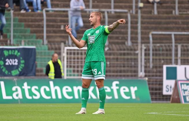 27.09.2025, Fussball, Herren, Regionalliga Südwest, Saison 2025 2026, FC 08 Homburg - SG Sonnenhof Großaspach, Mart Ristl (FC 08 Homburg) gestikuliert, gibt Anweisungen Homburg Waldstadion Saarland Deutschland (DE) Copyright: xFabianxKleerx