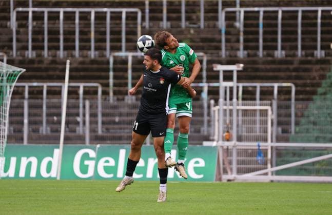27.09.2025, Fussball, Herren, Regionalliga Südwest, Saison 2025 2026, FC 08 Homburg - SG Sonnenhof Großaspach, Michael Kleinschrodt (SG Sonnenhof Großaspach) Manuel Kober (FC 08 Homburg) Homburg Waldstadion Saarland Deutschland (DE) Copyright: xFabianxKleerx
