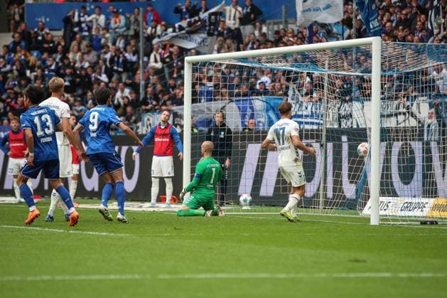 Der Ball zappelt im Netz Dominik Reimann (1. FC Magdeburg, 01, Torwart) ist beim Tor von Christoph Kobald (Karlsruher SC, 22) machtlos, GER, Karlsruher SC vs. 1. FC Magdeburg, 2. Bundesliga, 7. Spieltag, 2025 2026, 27.09.2025, DFL REGULATIONS PROHIBIT ANY USE OF PHOTOGRAPHS AS IMAGE SEQUENCES AND OR QUASI-VIDEO, GER, Karlsruher SC vs. 1. FC Magdeburg, 2. Bundesliga, 7. Spieltag, 2025 2026, 27.09.2025 Karlsruhe
