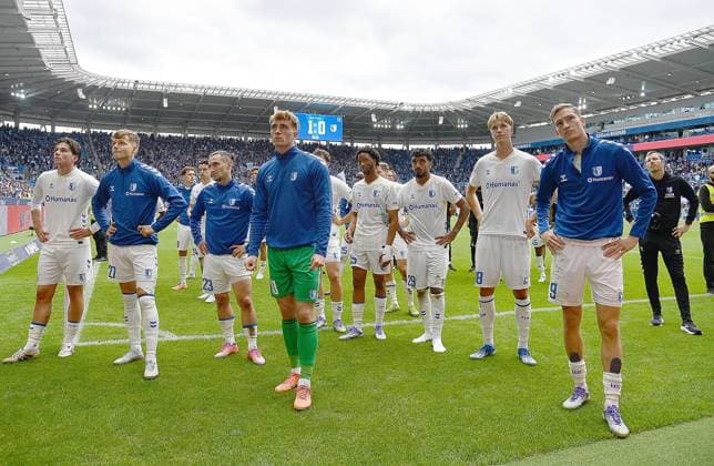 27.09.2025, xhbx, Fussball 2.Bundesliga, Karlsruher SC - 1.FC Magdeburg v.l. Spieler, Team, Mannschaft von 1.FC Magdeburg nach Spielende bei den Fans, enttaeuscht, enttaeuscht schauend, dissapointed (DFL DFB REGULATIONS PROHIBIT ANY USE OF PHOTOGRAPHS as IMAGE SEQUENCES and or QUASI-VIDEO) Karlsruhe