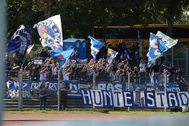 Fußball I Herren I Saison 2025 2026 I Regionalliga Nord I 11. Spieltag I 1. FC Phönix Lübeck - VfB Oldenburg I 27.09.2025 Mitgereisten Fans des VfB Oldenburg Lübeck Buniamshof Schleswig-Holstein Deutschland Copyright: xLobeca MarcelxLienstädtx
