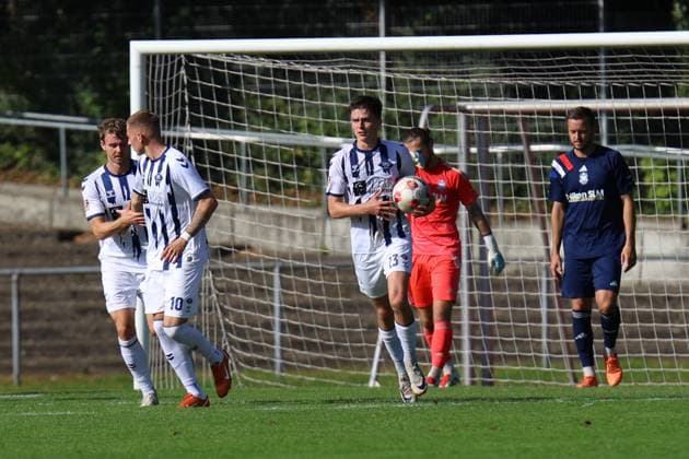 Fußball I Herren I Saison 2025 2026 I Regionalliga Nord I 11. Spieltag I 1. FC Phönix Lübeck - VfB Oldenburg I 27.09.2025 Willem-Hendrik Hoffrogge (mitte) (23, VfB Oldenburg) nach dem Treffer zum 1:1 Lübeck Buniamshof Schleswig-Holstein Deutschland Copyright: xLobeca MarcelxLienstädtx