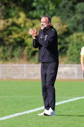 Fußball I Herren I Saison 2025 2026 I Regionalliga Nord I 11. Spieltag I 1. FC Phönix Lübeck - VfB Oldenburg I 27.09.2025 Dario Fossi (Trainer, VfB Oldenburg) Lübeck Buniamshof Schleswig-Holstein Deutschland Copyright: xLobeca MarcelxLienstädtx