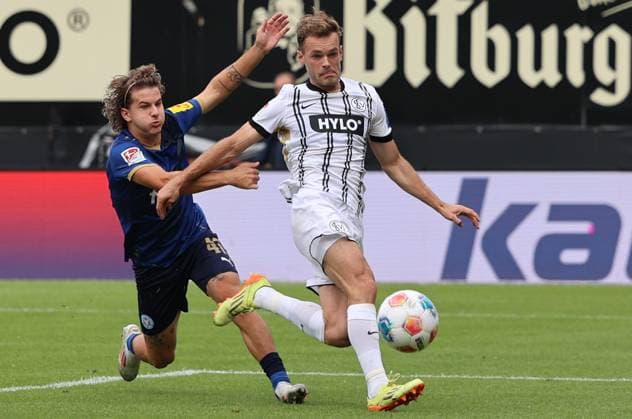 27.09.2025, Fussball, Herren, 2. Bundesliga, Saison 2025 2026, SV 07 Elversberg Holstein Kiel, Tom Zimmerschied (SV 07 Elversberg), John Tolkin (Holstein Kiel) Elversberg Ursapharm-Arena an der Kaiserlinde Saarland Deutschland (DEU) Copyright: xSebastianxBachx