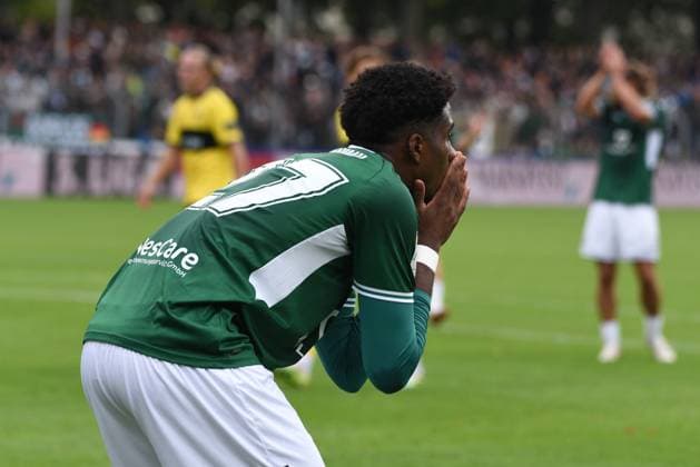 -1.FC 1905 Schweinfurt vs. Alemannia Aachen, Sachs-Stadion Football, 3. Liga -1.FC 1905 Schweinfurt vs. Alemannia Aachen 27 Sep 2025 Sachs-Stadion , Schweinfurt, Germany Image: Uche Obiogumu (Schweinfurt) upset after a missed opportunity. DFL REGULATIONS PROHIBIT ANY USE OF PHOTOGRAPHS AS IMAGE SEQUENCES AND OR QUASI-VIDEO Schweinfurt Sachs-Stadion Bayern Germany Copyright: xPresseFotoxEvansx