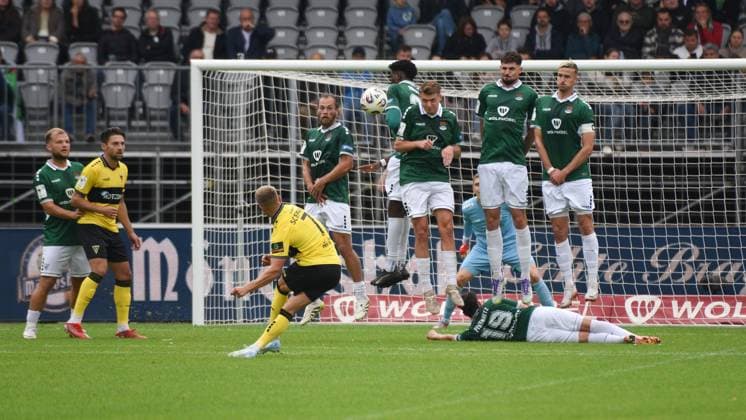 -1.FC 1905 Schweinfurt vs. Alemannia Aachen, Sachs-Stadion Football, 3. Liga -1.FC 1905 Schweinfurt vs. Alemannia Aachen 27 Sep 2025 Sachs-Stadion , Schweinfurt, Germany Image: Daniel Scepanik (Alemannia Aachen) with a perfect free kick goal over the Schweinfurter wall to the 1:1. DFL REGULATIONS PROHIBIT ANY USE OF PHOTOGRAPHS AS IMAGE SEQUENCES AND OR QUASI-VIDEO Schweinfurt Sachs-Stadion Bayern Germany Copyright: xPresseFotoxEvansx