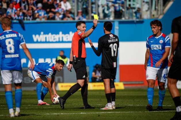 Schiedsrichter Justin Hasmann zeigt Nassim Boujellab (Havelse) eine Verarnung Gelbe Karte; GER, FC Hansa Rostock vs. TSV Havelse, Fußball, Männer, 3. Liga, 08.Spieltag, Spielzeit 2025 2026, 27.09.2025 Rostock Ostseestadion Mecklenburg - Vorpommern Deutschland