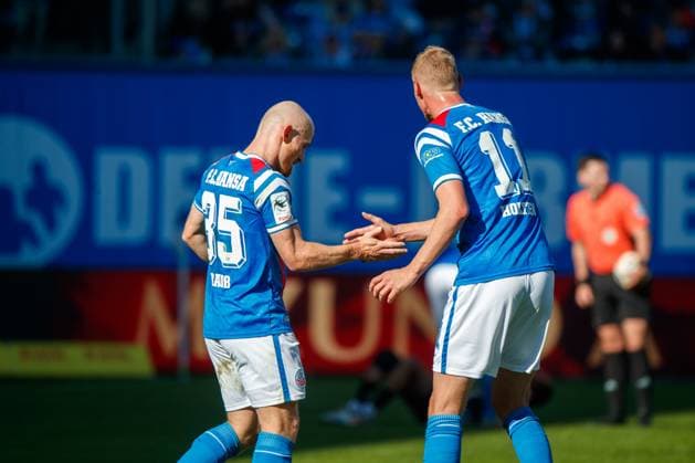 links Maximilian Krauß (Rostock) klatscht mit Emil Frost Holten (Rostock) nachdenklich ab; GER, FC Hansa Rostock vs. TSV Havelse, Fußball, Männer, 3. Liga, 08.Spieltag, Spielzeit 2025 2026, 27.09.2025 Rostock Ostseestadion Mecklenburg - Vorpommern Deutschland