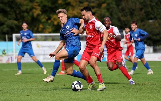 BAU 27.09.2025 Freiberg am Neckar Fußball SGV Freiberg vs. KSV Hessen Kassel, v.l. Tino Bradara (Freiberg), Lukas Rupp (Kassel)