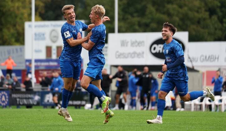 BAU 27.09.2025 Freiberg am Neckar Fußball SGV Freiberg vs. KSV Hessen Kassel, Jubel über das Tor zum 1:0, v.l. Tino Bradara, Torschütze Julian Kudala, Lukas Laupheimer (Freiberg)
