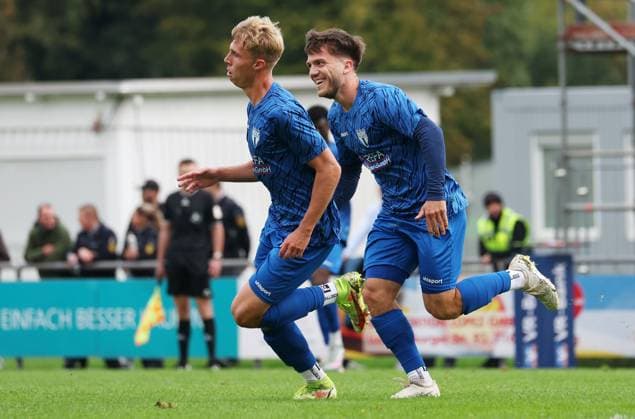 BAU 27.09.2025 Freiberg am Neckar Fußball SGV Freiberg vs. KSV Hessen Kassel, Jubel über das Tor zum 1:0, v.l. Torschütze Julian Kudala, Lukas Laupheimer (Freiberg)