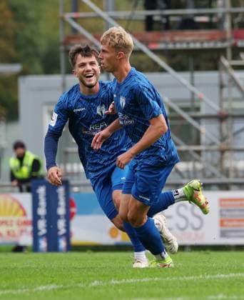 BAU 27.09.2025 Freiberg am Neckar Fußball SGV Freiberg vs. KSV Hessen Kassel, Jubel über das Tor zum 1:0, v.l. Lukas Laupheimer (Freiberg), Torschütze Julian Kudala