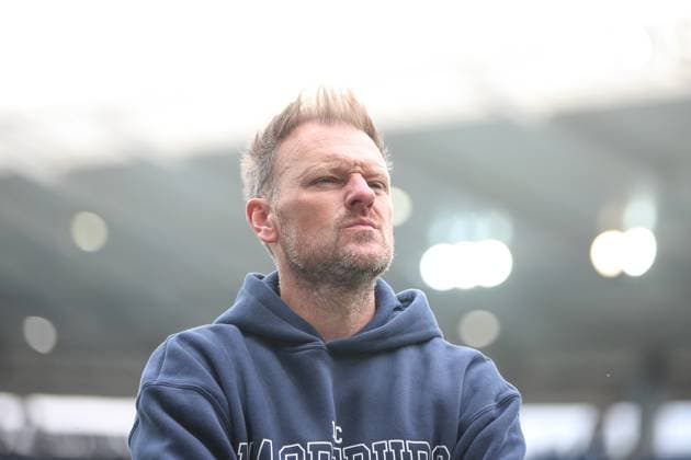 Marksu Fiedler (1. FC Magdeburg, Chef-Trainer) mit schlechter Laune nach der Niederlage, GER, Karlsruher SC vs. 1. FC Magdeburg, 2. Bundesliga, 7. Spieltag, 2025 2026, 27.09.2025, DFL REGULATIONS PROHIBIT ANY USE OF PHOTOGRAPHS AS IMAGE SEQUENCES AND OR QUASI-VIDEO, GER, Karlsruher SC vs. 1. FC Magdeburg, 2. Bundesliga, 7. Spieltag, 2025 2026, 27.09.2025 Karlsruhe