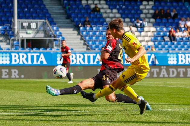 27.09.2025, xavx, Fussball 3.Liga, SV Wehen Wiesbaden - 1.FC Saarbrücken v.l. David Suarez (SV Wehen Wiesbaden), Till Schumacher (1.FC Saarbrücken) (DFL DFB REGULATIONS PROHIBIT ANY USE OF PHOTOGRAPHS as IMAGE SEQUENCES and or QUASI-VIDEO) Wiesbaden
