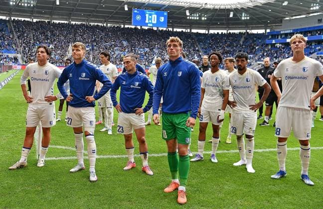 27.09.2025, xhbx, Fussball 2.Bundesliga, Karlsruher SC - 1.FC Magdeburg v.l. Spieler, Team, Mannschaft von 1.FC Magdeburg nach Spielende bei den Fans, enttaeuscht, enttaeuscht schauend, dissapointed (DFL DFB REGULATIONS PROHIBIT ANY USE OF PHOTOGRAPHS as IMAGE SEQUENCES and or QUASI-VIDEO) Karlsruhe