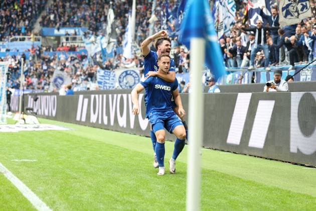 27.09.2025, xrekx, Fussball 2.Bundesliga, Karlsruher SC - 1.FC Magdeburg v.l. Torjubel nach dem Tor zum celebrating the goal celebrate 1:0 durch Christoph Kobald (Karlsruher SC) mit Lilian Egloff (Karlsruher SC) (DFL DFB REGULATIONS PROHIBIT ANY USE OF PHOTOGRAPHS as IMAGE SEQUENCES and or QUASI-VIDEO) Karlsruhe