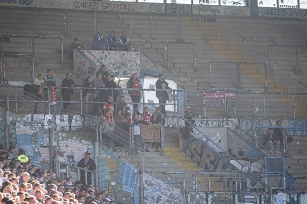 Rostock, Deutschland 27. September 2025: 3. Liga - 2025 2026 - FC Hansa Rostock vs. TSV Havelse Im Bild: Gästeblock mit Fans aus Havelse DFB regulations prohibit any use of photographs as image sequences and or quasi-video. Copyright: xFotostandx xVoelkerx