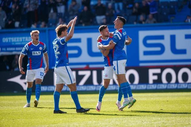Torjubel 1:1 von rechts Torschütze Kenan Fatkic (Rostock) , Marco Schuster (Rostock) , Benno Dietze (Rostock) und Florian Carstens (Rostock) ; GER, FC Hansa Rostock vs. TSV Havelse, Fußball, Männer, 3. Liga, 08.Spieltag, Spielzeit 2025 2026, 27.09.2025 Rostock Ostseestadion Mecklenburg - Vorpommern Deutschland