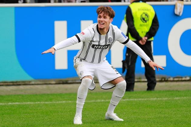 27.09.2025, xpfrx, Fussball 2.Bundesliga, SV Elversberg - Holstein Kiel v.l. Torjubel nach dem Tor zum celebrating the goal celebrate 1:0 durch Otto Emerson Stange (SV Elversberg) (DFL DFB REGULATIONS PROHIBIT ANY USE OF PHOTOGRAPHS as IMAGE SEQUENCES and or QUASI-VIDEO) Elversberg