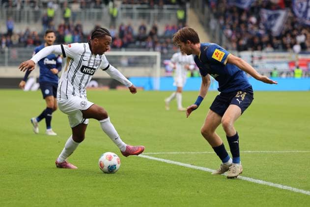 27.09.2025, Fussball, Herren, 2. Bundesliga, Saison 2025 2026, SV 07 Elversberg Holstein Kiel, Jarzinho Malanga (SV 07 Elversberg), Magnus Knudsen (Holstein Kiel) Elversberg Ursapharm-Arena an der Kaiserlinde Saarland Deutschland (DEU) Copyright: xSebastianxBachx