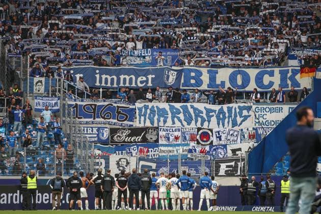 Trotz Niederlage in Karlsruhe der Anhang von Magdeburg steht hinter der Mannschaft, GER, Karlsruher SC vs. 1. FC Magdeburg, 2. Bundesliga, 7. Spieltag, 2025 2026, 27.09.2025, DFL REGULATIONS PROHIBIT ANY USE OF PHOTOGRAPHS AS IMAGE SEQUENCES AND OR QUASI-VIDEO, GER, Karlsruher SC vs. 1. FC Magdeburg, 2. Bundesliga, 7. Spieltag, 2025 2026, 27.09.2025 Karlsruhe