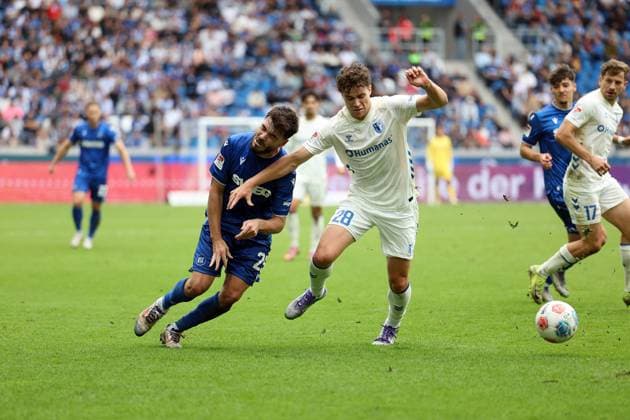27.09.2025, xrekx, Fussball 2.Bundesliga, Karlsruher SC - 1.FC Magdeburg v.l. Lilian Egloff (Karlsruher SC) Max Geschwill (1.FC Magdeburg) Foulspiel (DFL DFB REGULATIONS PROHIBIT ANY USE OF PHOTOGRAPHS as IMAGE SEQUENCES and or QUASI-VIDEO) Karlsruhe