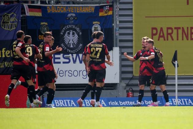 27.09.2025, xmohx, Fussball 3.Liga, SV Wehen Wiesbaden - 1.FC Saarbrücken v.l. Torjubel nach dem Tor zum celebrating the goal celebrate 1:0 durch Lukas Schleimer (SV Wehen Wiesbaden) (DFL DFB REGULATIONS PROHIBIT ANY USE OF PHOTOGRAPHS as IMAGE SEQUENCES and or QUASI-VIDEO) Wiesbaden
