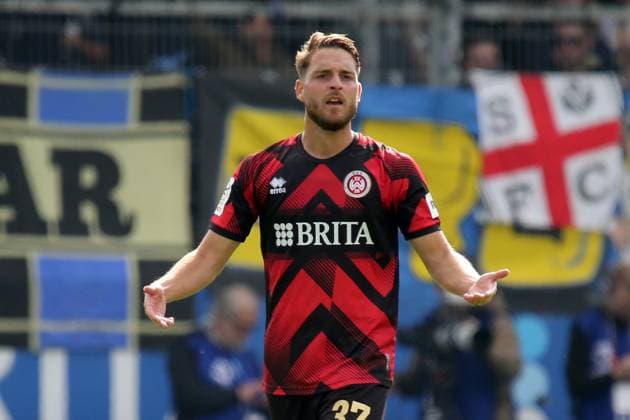 27.09.2025, xmohx, Fussball 3.Liga, SV Wehen Wiesbaden - 1.FC Saarbrücken v.l. Torjubel nach dem Tor zum celebrating the goal celebrate 1:0 durch Lukas Schleimer (SV Wehen Wiesbaden) (DFL DFB REGULATIONS PROHIBIT ANY USE OF PHOTOGRAPHS as IMAGE SEQUENCES and or QUASI-VIDEO) Wiesbaden