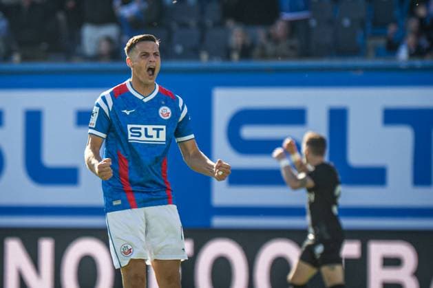 Rostock, Deutschland 27. September 2025: 3. Liga - 2025 2026 - FC Hansa Rostock vs. TSV Havelse Im Bild: Kenan Fatkic (Hansa Rostock) jubelt nach seinem Tor zum 1:1 DFB regulations prohibit any use of photographs as image sequences and or quasi-video. Copyright: xFotostandx xVoelkerx