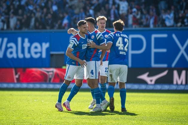Rostock, Deutschland 27. September 2025: 3. Liga - 2025 2026 - FC Hansa Rostock vs. TSV Havelse Im Bild: 2.v.li. Kenan Fatkic (Hansa Rostock) jubelt nach seinem Tor zum 1:1 mit seinen Mannschaftskollegen, DFB regulations prohibit any use of photographs as image sequences and or quasi-video. Copyright: xFotostandx xVoelkerx