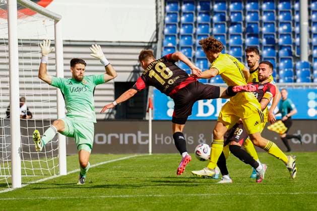27.09.2025, xavx, Fussball 3.Liga, SV Wehen Wiesbaden - 1.FC Saarbrücken v.l. Torwart Phillip Menzel (1.FC Saarbrücken), Fabian Greilinger (SV Wehen Wiesbaden), Lasse Wilhelm (1.FC Saarbrücken) (DFL DFB REGULATIONS PROHIBIT ANY USE OF PHOTOGRAPHS as IMAGE SEQUENCES and or QUASI-VIDEO) Wiesbaden