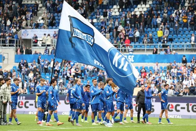 27.09.2025, xrekx, Fussball 2.Bundesliga, Karlsruher SC - 1.FC Magdeburg v.l. KSC Mannschaft, Spieler, jubeln nach Spielende, Team, Player, celebrate at the end of the match (DFL DFB REGULATIONS PROHIBIT ANY USE OF PHOTOGRAPHS as IMAGE SEQUENCES and or QUASI-VIDEO) Karlsruhe