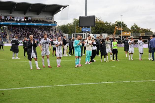 27.09.2025, Fussball, Herren, 2. Bundesliga, Saison 2025 2026, SV 07 Elversberg Holstein Kiel, Die Mannschaft (SV 07 Elversberg) feiert den Sieg Elversberg Ursapharm-Arena an der Kaiserlinde Saarland Deutschland (DEU) Copyright: xSebastianxBachx