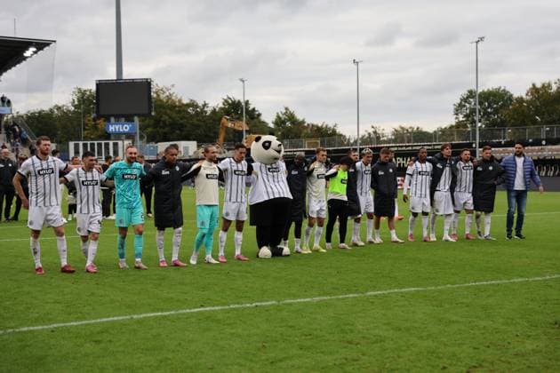 27.09.2025, Fussball, Herren, 2. Bundesliga, Saison 2025 2026, SV 07 Elversberg Holstein Kiel, Die Mannschaft (SV 07 Elversberg) feiert den Sieg Elversberg Ursapharm-Arena an der Kaiserlinde Saarland Deutschland (DEU) Copyright: xSebastianxBachx