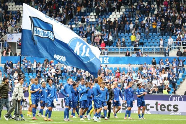 27.09.2025, xrekx, Fussball 2.Bundesliga, Karlsruher SC - 1.FC Magdeburg v.l. KSC Mannschaft, Spieler, jubeln nach Spielende, Team, Player, celebrate at the end of the match (DFL DFB REGULATIONS PROHIBIT ANY USE OF PHOTOGRAPHS as IMAGE SEQUENCES and or QUASI-VIDEO) Karlsruhe