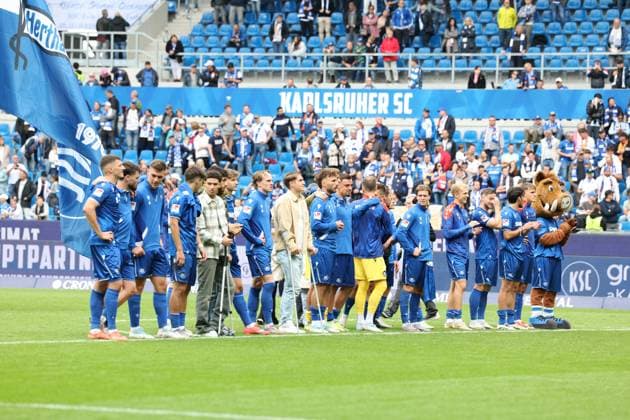 27.09.2025, xrekx, Fussball 2.Bundesliga, Karlsruher SC - 1.FC Magdeburg v.l. KSC Mannschaft, Spieler, jubeln nach Spielende, Team, Player, celebrate at the end of the match (DFL DFB REGULATIONS PROHIBIT ANY USE OF PHOTOGRAPHS as IMAGE SEQUENCES and or QUASI-VIDEO) Karlsruhe