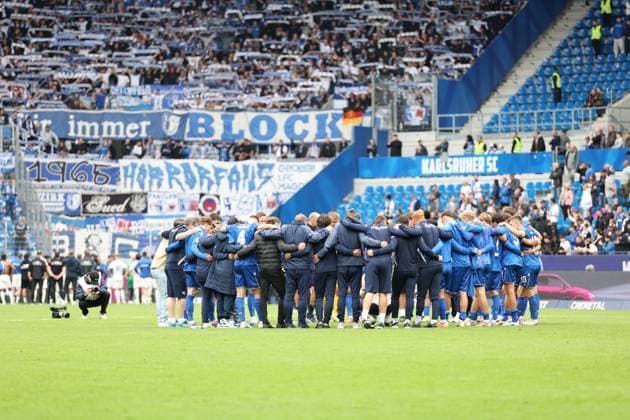 27.09.2025, xrekx, Fussball 2.Bundesliga, Karlsruher SC - 1.FC Magdeburg v.l. Teamkreis KSC (DFL DFB REGULATIONS PROHIBIT ANY USE OF PHOTOGRAPHS as IMAGE SEQUENCES and or QUASI-VIDEO) Karlsruhe