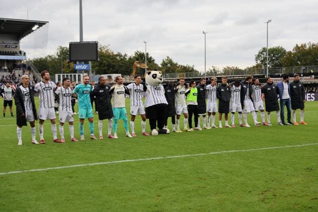 27.09.2025, Fussball, Herren, 2. Bundesliga, Saison 2025 2026, SV 07 Elversberg Holstein Kiel, Die Mannschaft (SV 07 Elversberg) feiert den Sieg Elversberg Ursapharm-Arena an der Kaiserlinde Saarland Deutschland (DEU) Copyright: xSebastianxBachx