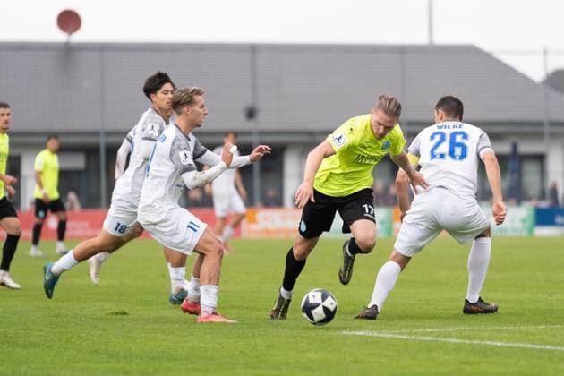 27.09.2025, xhfmx, Fussball Regionalliga Suedwest, Bayern Alzenau - Stuttgarter Kickers v.l. Marlon Faß (SV Stuttgarter Kickers) im Zweikampf mit Marcel Wilke (FC Bayern Alzenau) (DFL DFB REGULATIONS PROHIBIT ANY USE OF PHOTOGRAPHS as IMAGE SEQUENCES and or QUASI-VIDEO) Alzenau