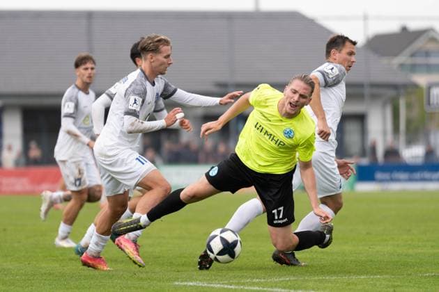 27.09.2025, xhfmx, Fussball Regionalliga Suedwest, Bayern Alzenau - Stuttgarter Kickers v.l. Marlon Faß (SV Stuttgarter Kickers) im Zweikampf mit Marcel Wilke (FC Bayern Alzenau) (DFL DFB REGULATIONS PROHIBIT ANY USE OF PHOTOGRAPHS as IMAGE SEQUENCES and or QUASI-VIDEO) Alzenau