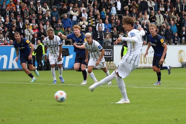 27.09.2025, xpfrx, Fussball 2.Bundesliga, SV Elversberg - Holstein Kiel v.l. Elfmeter Otto Emerson Stange (SV Elversberg) Torschuetze, erzielt das Tor, Treffer, scores the goal 1:0 (DFL DFB REGULATIONS PROHIBIT ANY USE OF PHOTOGRAPHS as IMAGE SEQUENCES and or QUASI-VIDEO) Elversberg