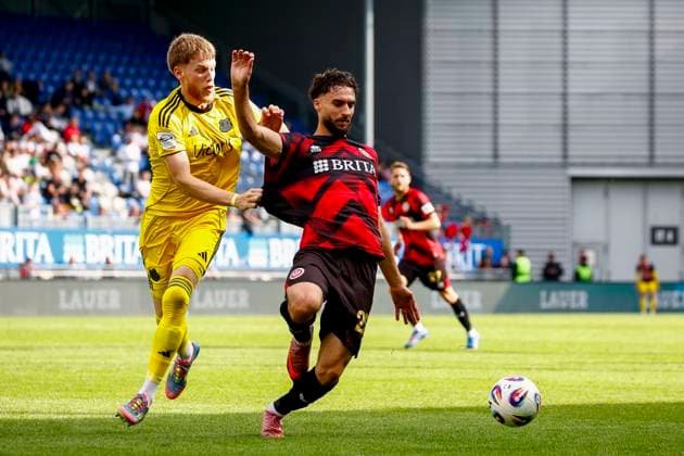27.09.2025, xavx, Fussball 3.Liga, SV Wehen Wiesbaden - 1.FC Saarbrücken v.l. Joel Bichsel (1.FC Saarbrücken), Nikolas Agrafiotis (SV Wehen Wiesbaden) (DFL DFB REGULATIONS PROHIBIT ANY USE OF PHOTOGRAPHS as IMAGE SEQUENCES and or QUASI-VIDEO) Wiesbaden