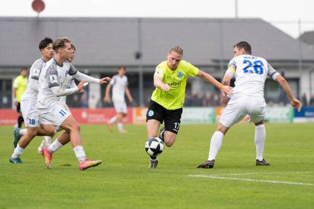 27.09.2025, xhfmx, Fussball Regionalliga Suedwest, Bayern Alzenau - Stuttgarter Kickers v.l. Marlon Faß (SV Stuttgarter Kickers) im Zweikampf mit Marcel Wilke (FC Bayern Alzenau) (DFL DFB REGULATIONS PROHIBIT ANY USE OF PHOTOGRAPHS as IMAGE SEQUENCES and or QUASI-VIDEO) Alzenau